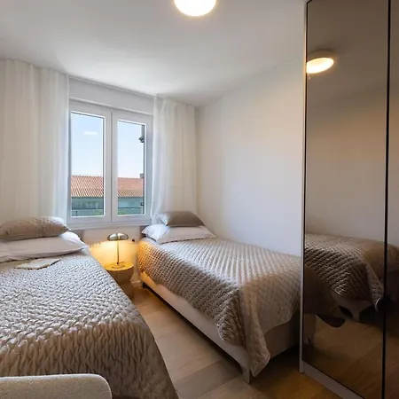 Luxury Znjan,split-two Bathrooms And Free Parking Lejlighed