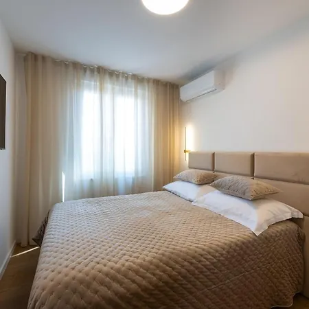 Luxury Znjan, * Сплит